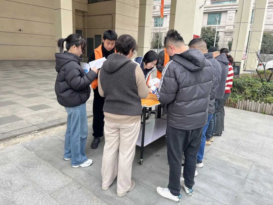 服务企业发展，桃浦智创城公司开展“学雷锋·送政策·促发展”志愿服务活动